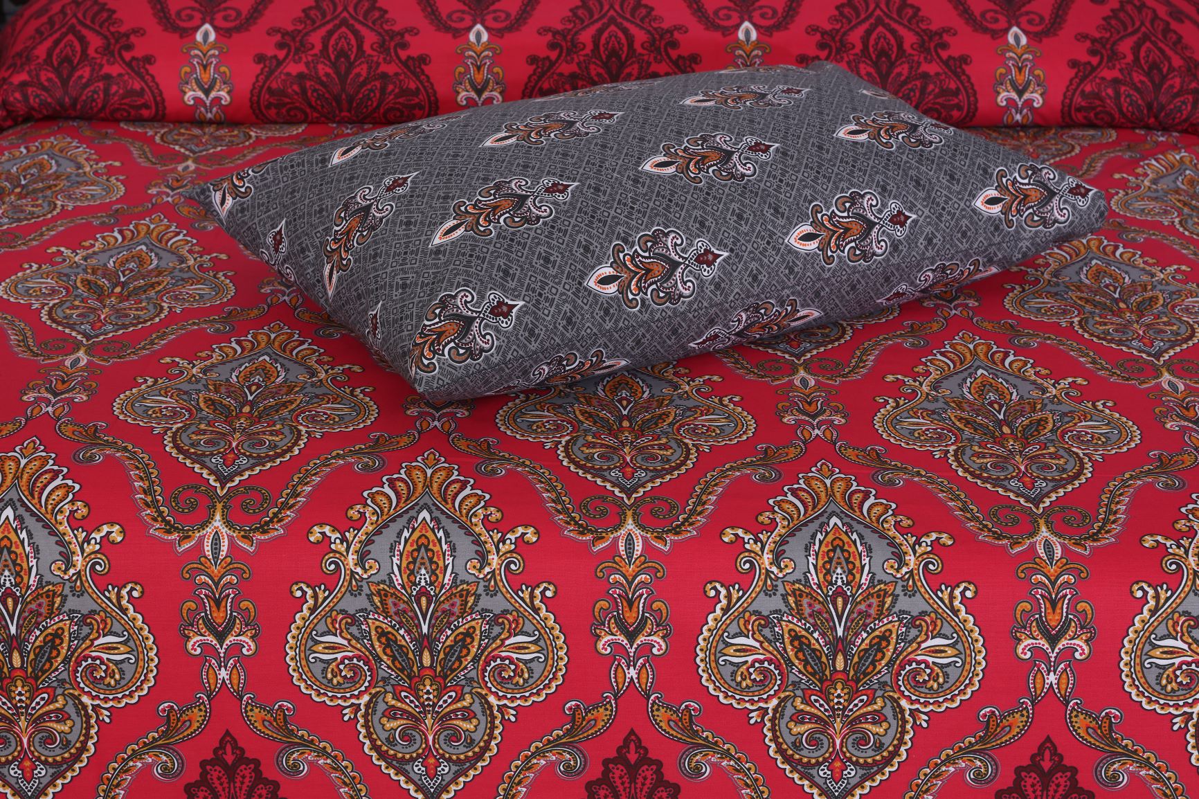 Retro -7pc Summer Comforter Set. ( Light Filling)